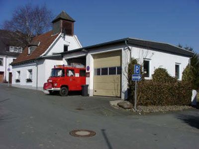 Ein Feuerwehrfahrzeug am Gerätehaus Berghausen