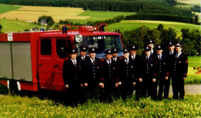 Die Löschgruppe Rinthe vor Ihrem Feuerwehrfahrzeug