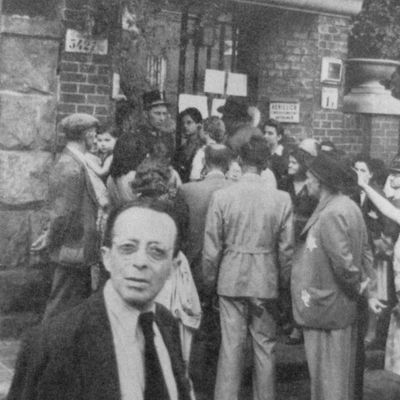 Bild vergr&ouml;&szlig;ern: Wallenberg Ausstellung Juden vor der schwedischen Botschaft in Budapest 1944