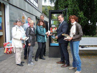 Bild vergr&ouml;&szlig;ern: Einweihung des &Ouml;ffentlichen B&uuml;cherschrankes am 28.05.2015