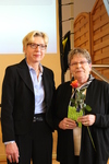 Bild vergr&ouml;&szlig;ern: Ehrung Luise Dickel mit Ulrike Dirkmann