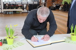 Bild vergr&ouml;&szlig;ern: Thomas Bernhardt Eintrag ins goldene Buch