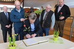 Bild vergr&ouml;&szlig;ern: Dorfverein Aue-Wingeshausen Eintrag ins goldene Buch