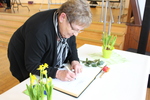 Bild vergr&ouml;&szlig;ern: Luise Dickel Eintrag ins goldene Buch