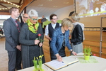 Bild vergr&ouml;&szlig;ern: Eintrag ins Goldene Buch Kulturgemeinde