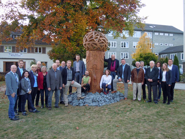 Bild vergrößern: Die Mitglieder der Steuerungsgruppe vor dem Denkmal im Rathausgarten.