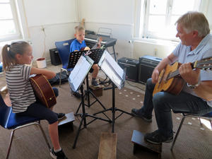 Bild vergr&ouml;&szlig;ern: Ferienspiele 2019 Gitarren-Schnupperkurs