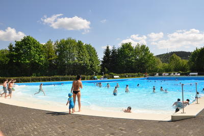 Bild vergr&ouml;&szlig;ern: Freibadbetrieb im Juni 2012