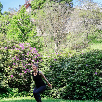 Bild vergrößern: YOGA Übung im Schloßpark zum Thema Balance mit Kursleiterin Katrin Karger
