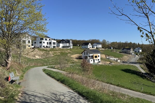 Bild vergr&ouml;&szlig;ern: Auf dem Foto ist der II. Bauabschnitt im Neubaugebiet "Am Sengelsberg" dargestellt.

In der Bildmitte sind die bereits umgesetzten Neubau-Projekte (Einfamilienh�user und Zweifamilienh�user) zu erkennen.