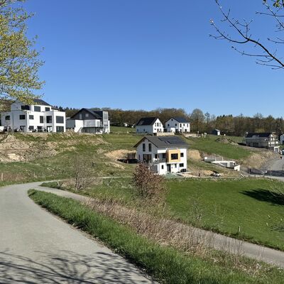 Bild vergr&ouml;&szlig;ern: Auf dem Foto ist der II. Bauabschnitt im Neubaugebiet "Am Sengelsberg" dargestellt.

In der Bildmitte sind die bereits umgesetzten Neubau-Projekte (Einfamilienh&auml;user und Zweifamilienh&auml;user) zu erkennen.