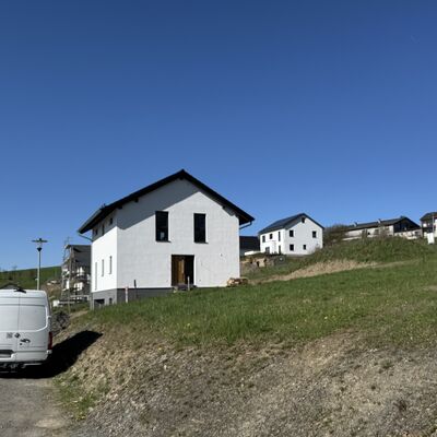 Bild vergr&ouml;&szlig;ern: Auf dem Foto ist der II. Bauabschnitt im Neubaugebiet "Am Sengelsberg" zu erkennen.

Das Bild zeigt die untere Anliegerstra&szlig;e mit Blick in Richtung Schulzentrum St&ouml;ppel / Raumland.

Ober- und unterhalb der Stra&szlig;e sind die Neubauprojekte zu erkennen.