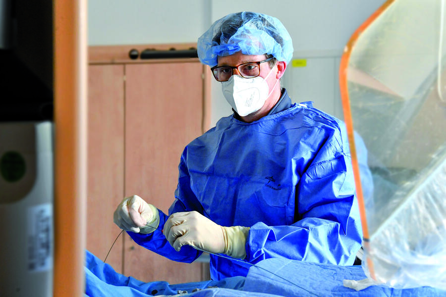 Bild vergrößern: Im Bild sieht man Dr. Bou-Nassif bei einer Untersuchung im OP der VAMED Klinik.