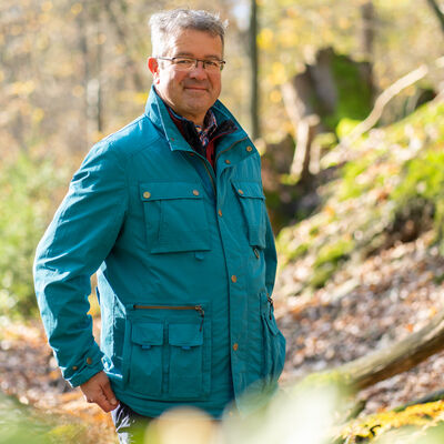Bild vergr&ouml;&szlig;ern: Im Bild sieht man den Wanderf&uuml;hrer Manuel Andrack in einem Wanderoutfit Mitten in der Natur.