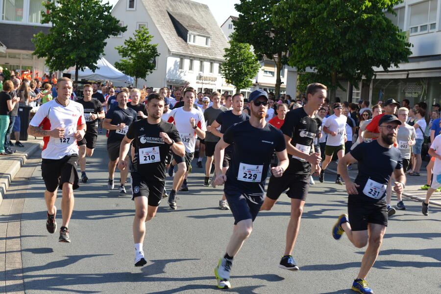 Bild vergrößern: Im Bild sieht man eine große Gruppe an Läufern auf der Poststraße in Bad Berleburg.