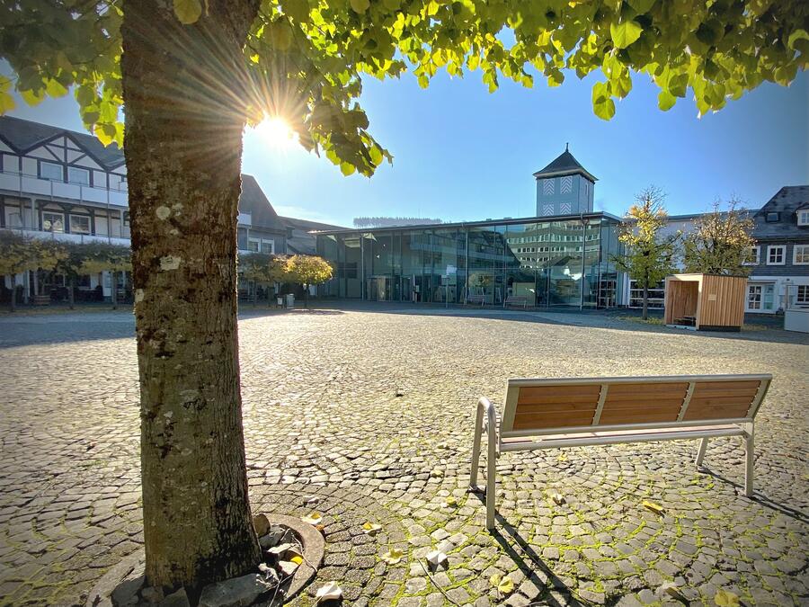 Bild vergrößern: Im Bild sieht man im Hintergrund das Bürgerhaus am Markt in Bad Berleburg und im Vordergrund den Marktplatz.