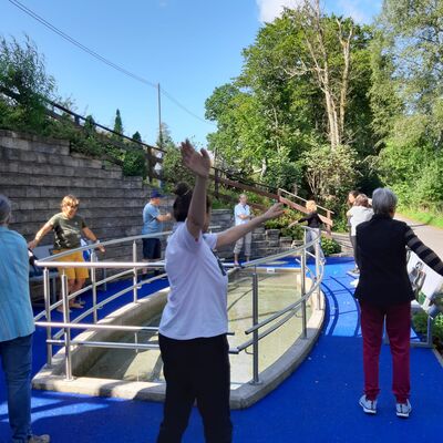 Bild vergr&ouml;&szlig;ern: Qigong �der 5 Elemente� mit Qigong Lehrerin Lisa Schenk-Klute am Tretbecken an der Espequelle.