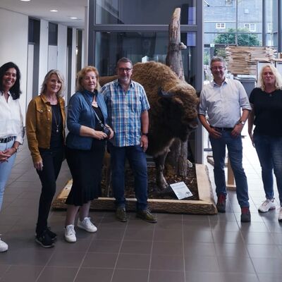 Bild vergr&ouml;&szlig;ern: Regina Linde, Marion N�lling, Roswitha Still, B�rgermeister Bernd Fuhrmann, Carola Haas, Sarah Harth (von links) im Foyer des B�rgerhauses am Markt.