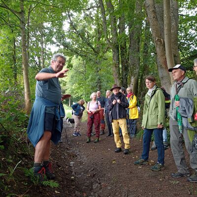 Bild vergr&ouml;&szlig;ern: Autor und Moderator Manuel Andrack war mit etwa 20 Wanderern unterwegs auf dem zertifizierten Premium-Spazierwanderweg �M�rchenspur�.