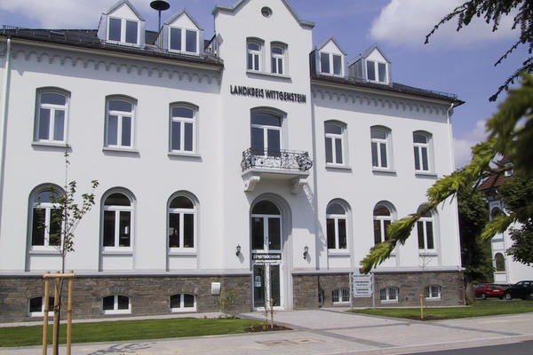 Bild vergrößern: Das Bild zeigt die Außenansicht des alten Landkreises Wittgenstein. In diesem Gebäude ist das Bürgerbüro und die Stadbücherei untergebracht.