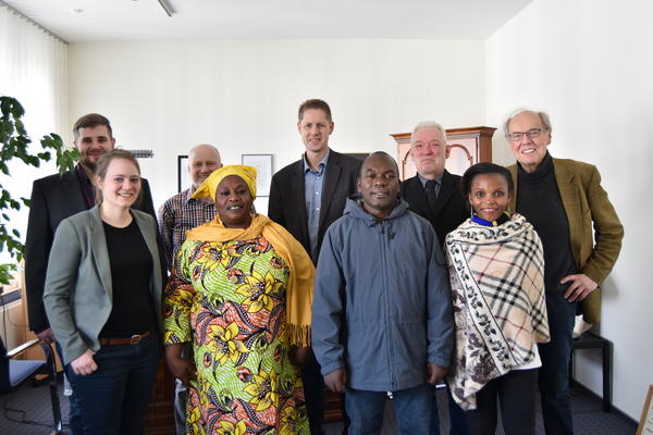 Bild vergrößern: Gruppenbild im Rathaus von Bad Berleburg mit der Delegation aus Morogoro, den Projektkoordinatoren, sowie Beauftragten der Stadt Bad Berleburg