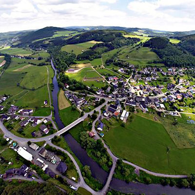 Bild vergrößern: Auf der Luftaufnahme des Dorfes ist deutlich der Lauf der Eder durch die Dorfmitte erkennbar.