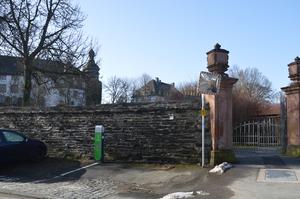 Die Ladesäule an der Schlossmauer befindet sich an der Kreuzung Parkstraße / Berlebach und bietet Platz für zwei Elektrofahrzeuge
