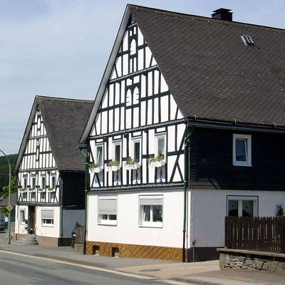 Bild vergrößern: Zwei typische Fachwerkhäuser an der Berghäuser Hauptstraße