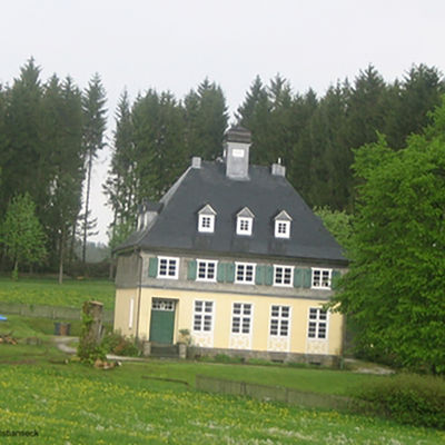 Bild vergrößern: In ruhiger Lage liegt das schmucke Gebäude am Waldrand in Christianseck.