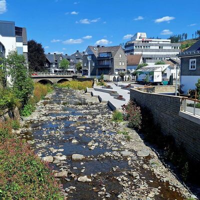 Bild vergr&ouml;&szlig;ern: Man schaut direkt auf die Odeborn und sieht auf der rechten Seite ein Teil des Marktplatzes und im HIntergrund die B&auml;renbr&uuml;cke.
