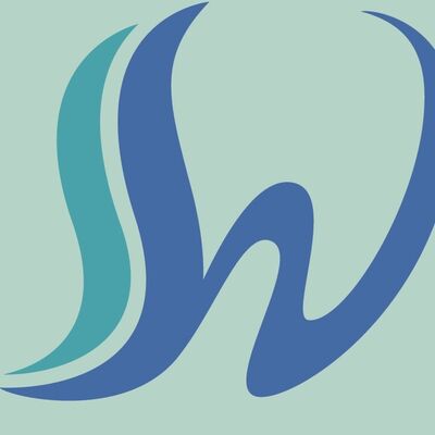 Bild vergr&ouml;&szlig;ern: Im Bild sieht man das Zeichen des Wanderweges der "Wasserspur" - Kneipp Terrainweg. Der Hintergrund ist in einem hellgr&uuml;n gehalten. Im Vordergrund sieht man in blau ein gro&szlig;es W und auf der linken Seite des Buchstabes ein Bogen angepasst an das W in einem gr&uuml;n Ton.
