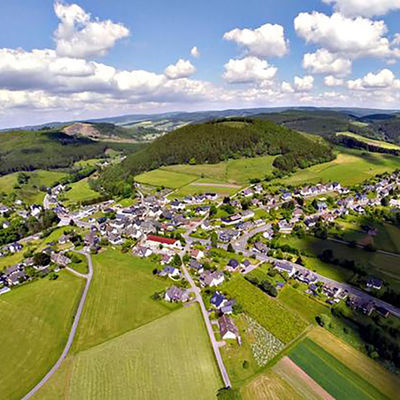 Bild vergrößern: Die Luftbildaufnahme zeigt die Ortschaft Dotzlar mit der Erhebung  "Burg"
