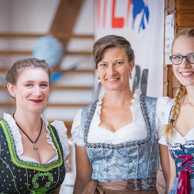 Bild vergrößern: drei Damen in Dirndln feiern das Oktoberfest in der Dotzlarer Kulturhalle.