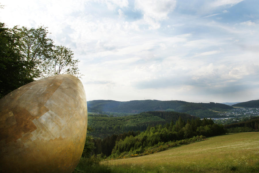 Bild vergrößern: Waldskulpturenweg - Goldenes Ei