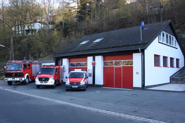 Das Feuerwehrgerätehaus Girkhausen mit Fahrzeugen 