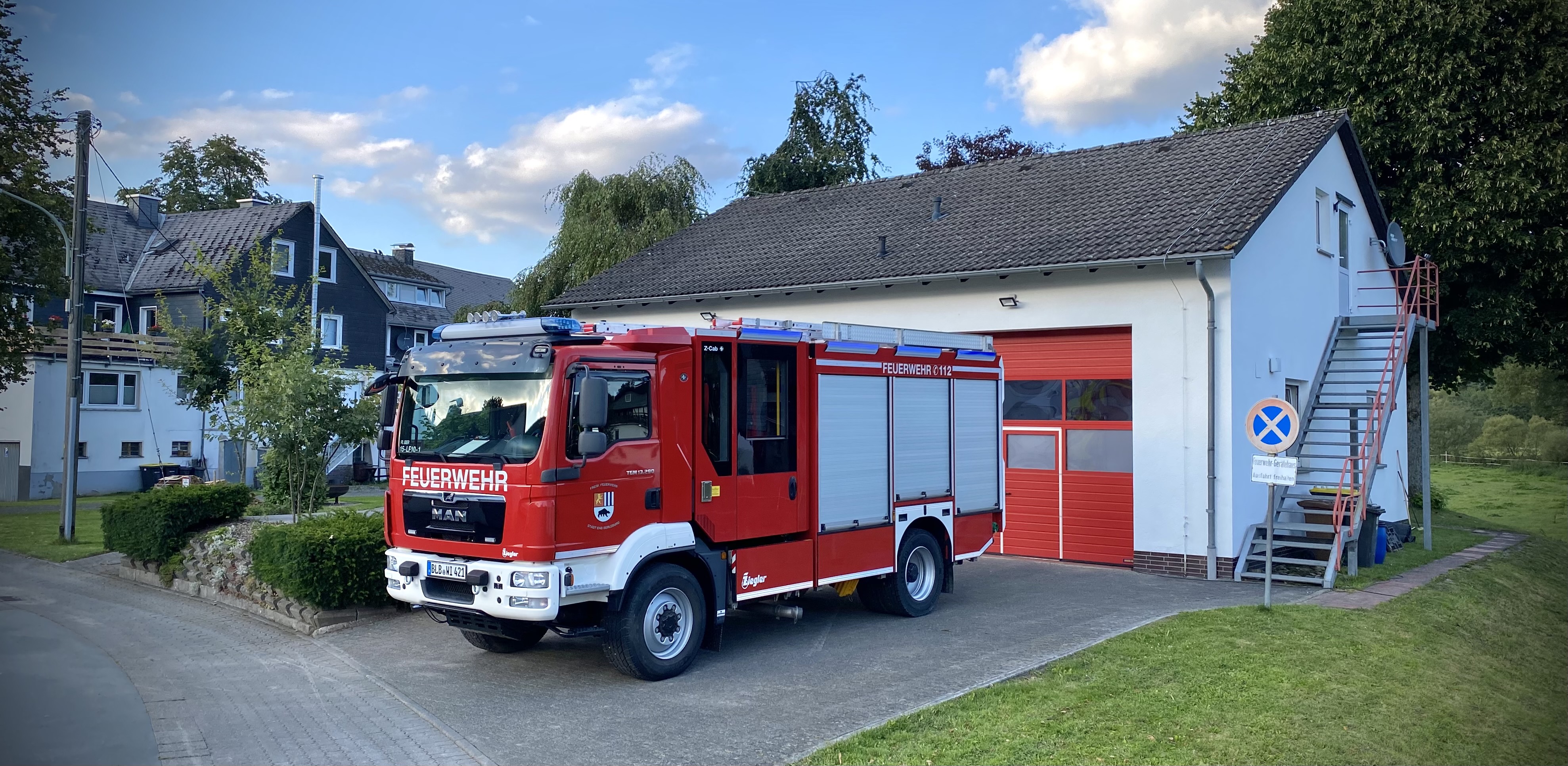 Die Fahrzeug der Löschgruppe Schüllar-Wemlighausen steht ein der Einfahrt des Feuerwehrgerätehauses.