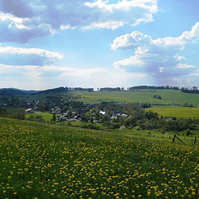 Bild vergrößern: Inmitten von sanften Hügeln liegt die Ortschaft Weidenhausen